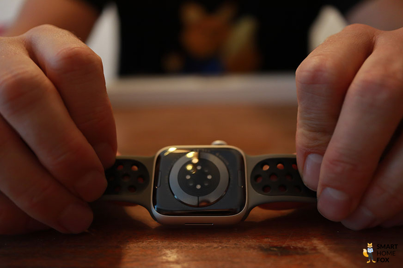 Man sieht die Sensoren der Apple Watch 8.